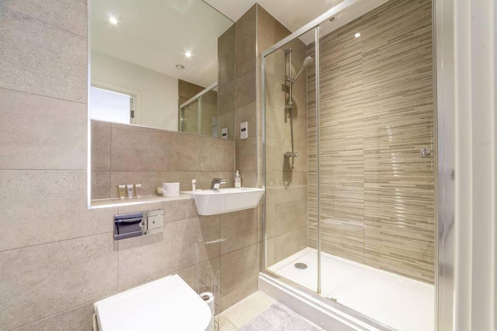 Chic & Spacious 2-bed 2-bath In Seven Sisters Londres